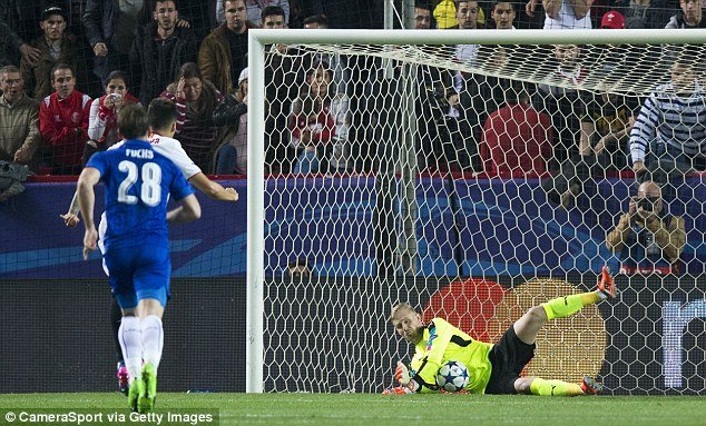 3D89EBFE00000578-4250770-The_Argentine_stepped_up_to_take_the_spot_kick_but_saw_his_weak_-a-18_1487804908518.jpg