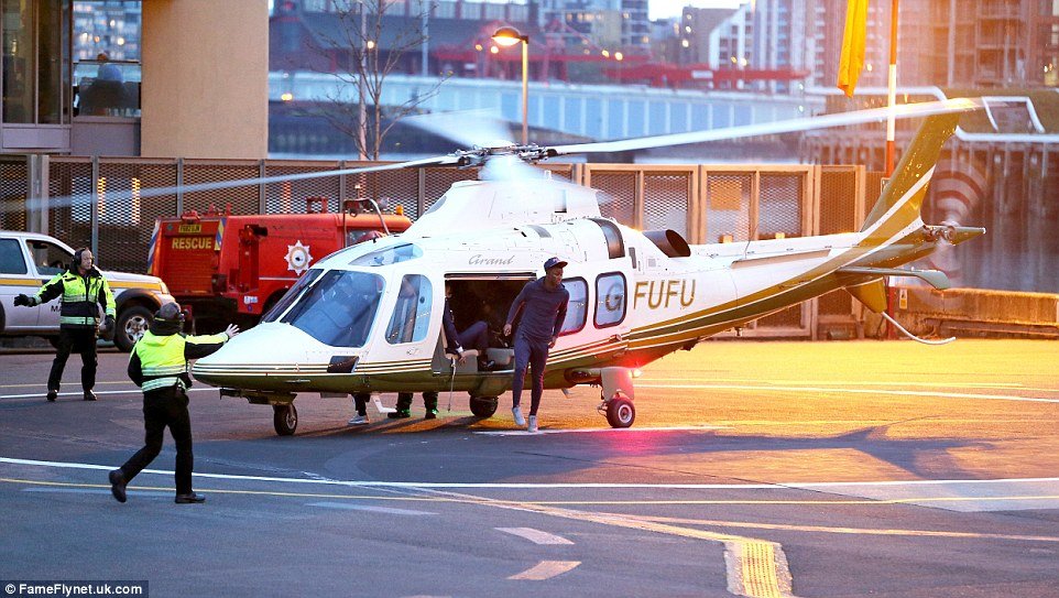 3385BB7400000578-3557513-Dodoo_hopped_out_the_aircraft_looking_casual_in_a_tracksuit_and_-a-6_1461587342682.jpg