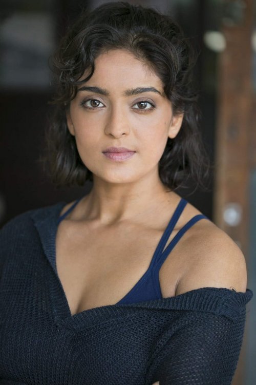 Mandeep-Dhillon-sexy-cleavage-picture.jpg