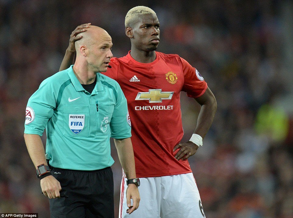 37687ABA00000578-3749662-Pogba_found_time_for_a_chat_with_referee_Anthony_Taylor_during_a-a-11_1471685876019.jpg.0ff56c1a7c80548e59e72d7fe1be001b.jpg