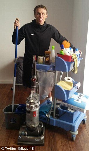 24741ADE00000578-2899120-Footballer_Phil_Neville_pictured_has_tweeted_a_picture_of_himsel-a-77_1420564581041.jpg