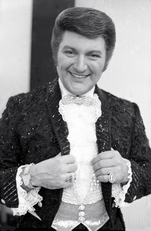 800px-Liberace_8_Allan_Warren.thumb.jpg.4b161cc338236df9f90c9cd05f94b6ee.jpg