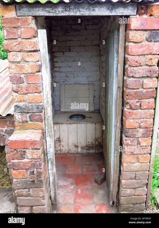 old-fashioned-outside-toilet-at-black-country-museum-dudley-2FTXP35.jpg