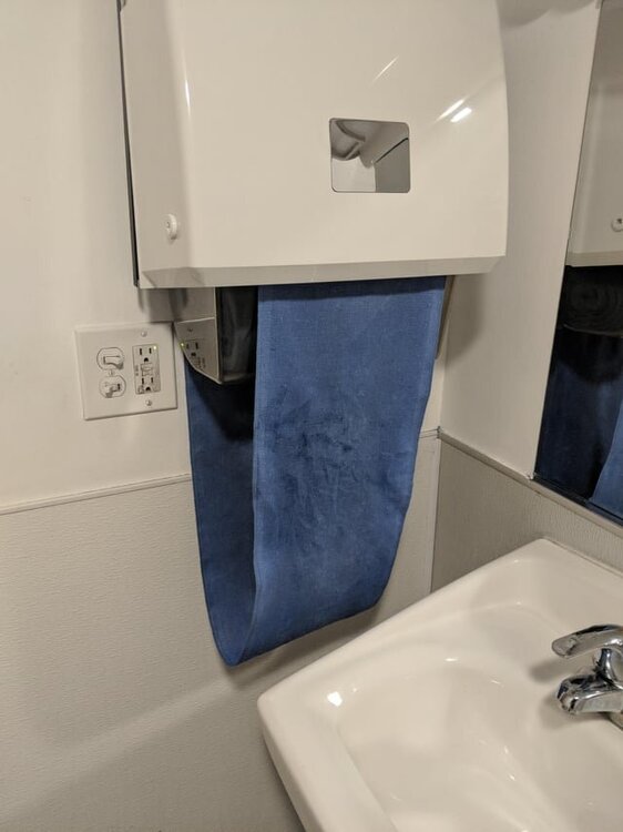 this-reusable-towel-belt-thing-in-a-public-restroom-v0-34nbnx0aor411.jpg